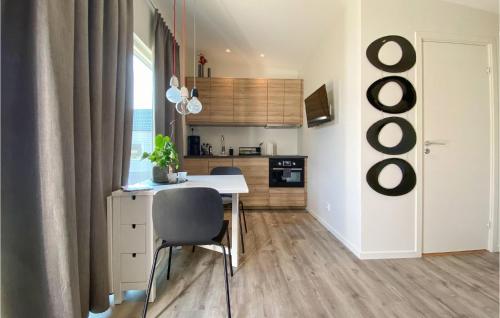 廚房, Cozy Home In Tvååker With Kitchen (Cozy Home In Tvaaker With Kitchen) in 特華凱