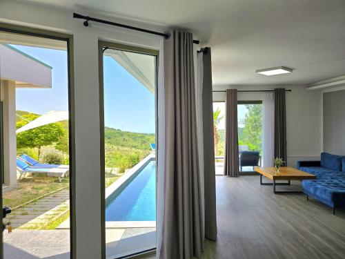 Koplietošanas atpūtas telpa ar TV, Nature Retreat with Private Pool 279 in Fushë-Draçi