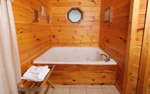 Snuggly Bear Cabin - image 10