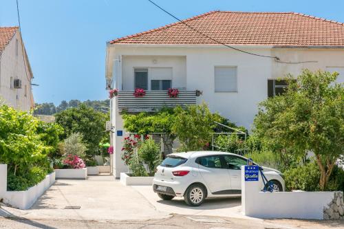 Apartments by the sea Okrug Donji Ciovo - 11144 - image 13