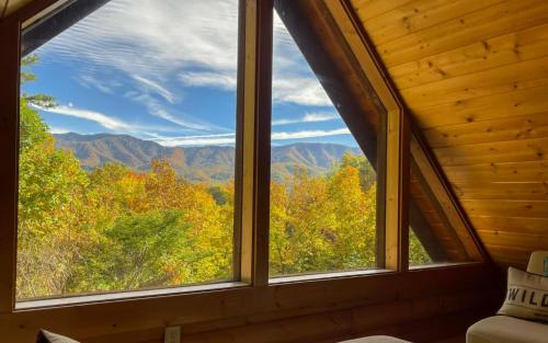 Cozy Cabin - Beautiful Mountain Views Hot Tub + Pool Table