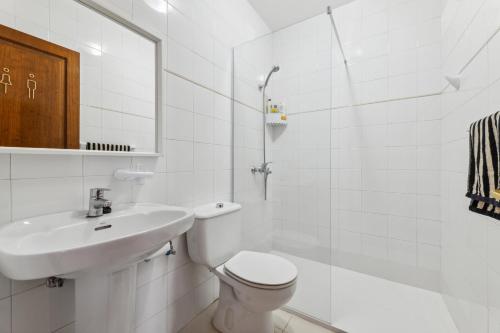 Habitación cerca del aeropuerto y playa en una casa familiar 4