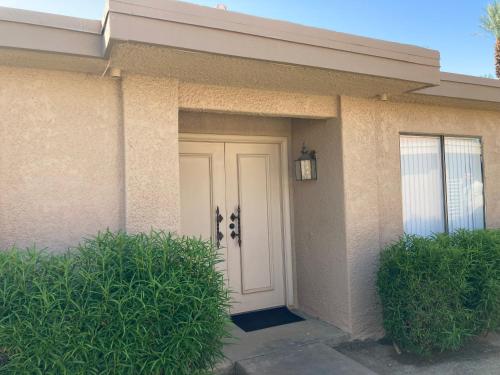 Relaxing Rancho Mirage home inside Sunrise Country Club in 蘭喬米拉