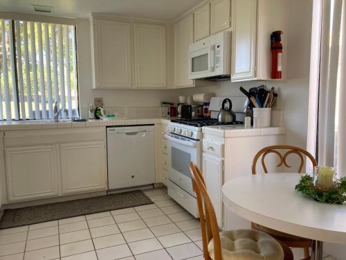 Relaxing Rancho Mirage home inside Sunrise Country Club in 蘭喬米拉