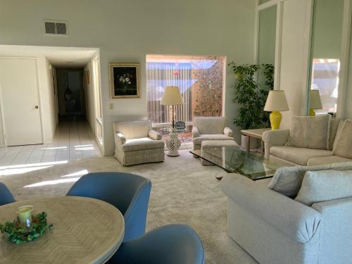 Relaxing Rancho Mirage home inside Sunrise Country Club in 蘭喬米拉