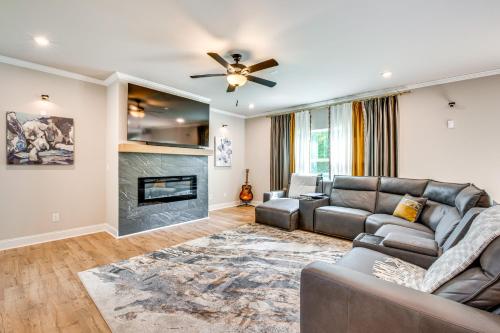 11 Mi to Dtwn Luxe Atlanta Retreat with Deck and Yard in Sandtown-Délkelet-Atlanta