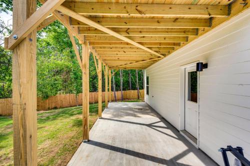 11 Mi to Dtwn Luxe Atlanta Retreat with Deck and Yard in Sandtown-Délkelet-Atlanta