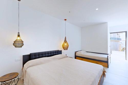 1 king bed, 1 twin bed