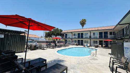 Swimming pool, Studio 6  Suites San Ysidro, CA – San Diego South Bay in San Ysidro
