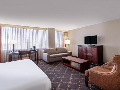 Junior King Suite with Seating Area