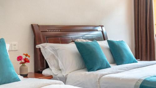 Twin Room with Mountain View image 9