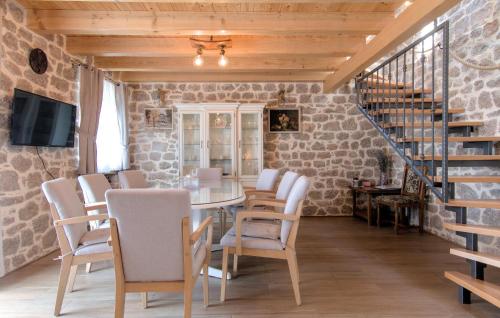кухня, Cozy Home In Imotski With Wifi in Gornji Vinjani