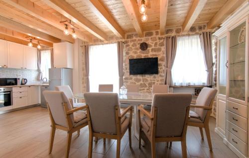 кухня, Cozy Home In Imotski With Wifi in Gornji Vinjani