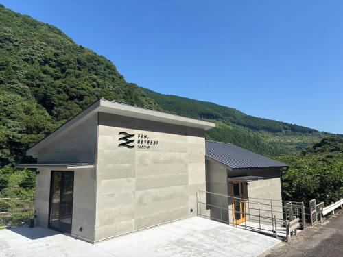 SEN.RETREAT TAKIJIRI