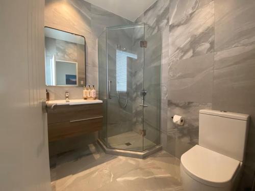 حمام, Your Modern Private Room Awaits in Westgate in Massey