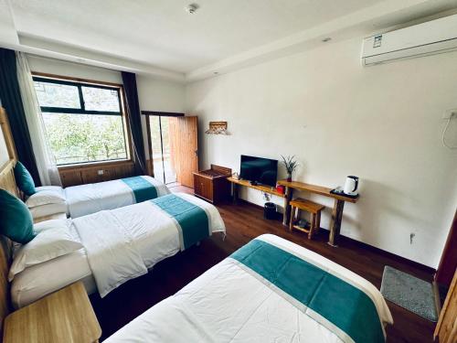 Triple Room with Mountain View image 4