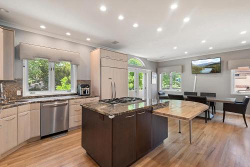 Heart Of Cherry Creek Group Retreat Hot Tub in 櫻桃灣