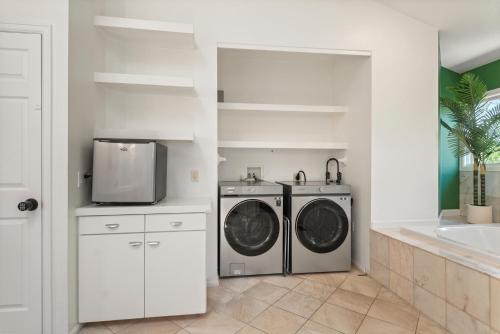 Heart Of Cherry Creek Group Retreat Hot Tub in شيري كريك