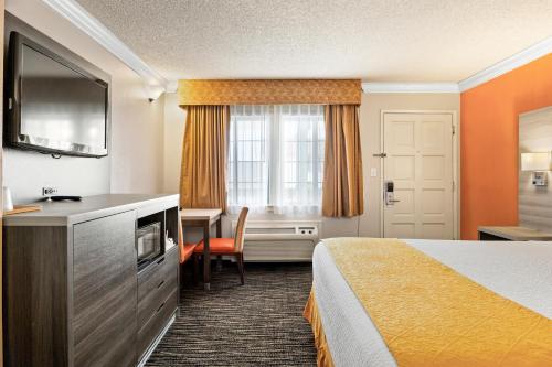 Arbor Inn Monterey Room Type - Queen Room