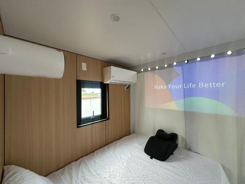Flatonia Glamping Retreat - Musk Tiny House - Unique Container Cabin in Flatonia (TX)