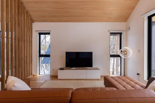 Hinoki Chalet by Hakuba White Fox Company