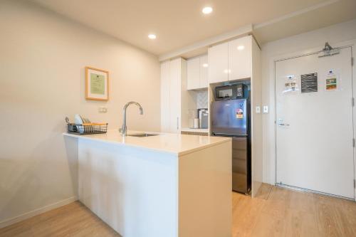 Modern 2 Bedroom Apartment with City Convenience, Auckland (photo 8)