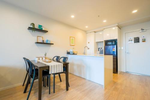Modern 2 Bedroom Apartment with City Convenience, Auckland (photo 6)