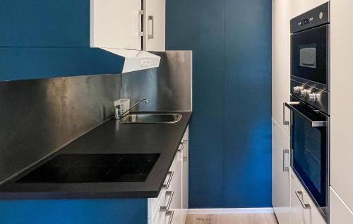 kuhinja, 1 Bedroom Amazing Apartment In Øyer in Oyer