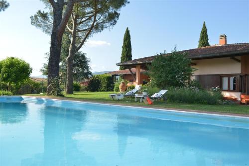 Villa Ines with pool and Jacuzzi hot tube in Терра Брачіоліні