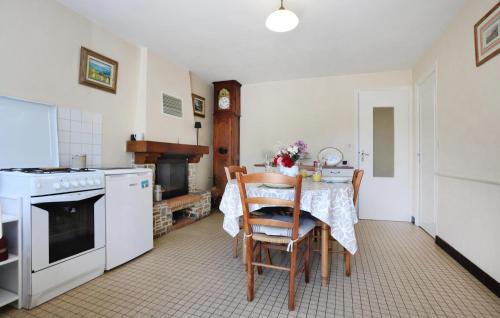 廚房, 2 Bedroom Beautiful Home In Andouillé-Neuville (2 Bedroom Beautiful Home In Andouille-Neuville) in 加阿爾