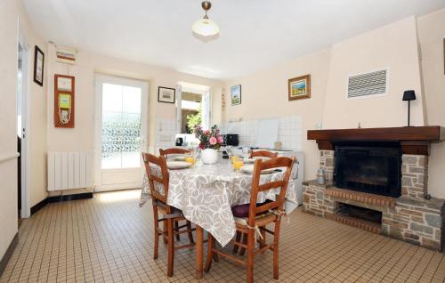 廚房, 2 Bedroom Beautiful Home In Andouillé-Neuville (2 Bedroom Beautiful Home In Andouille-Neuville) in 加阿爾