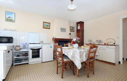 廚房, 2 Bedroom Beautiful Home In Andouillé-Neuville (2 Bedroom Beautiful Home In Andouille-Neuville) in 加阿爾