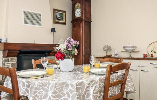 廚房, 2 Bedroom Beautiful Home In Andouillé-Neuville (2 Bedroom Beautiful Home In Andouille-Neuville) in 加阿爾