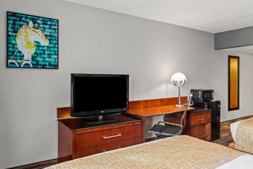Travelodge by Wyndham Bloomington - image 13