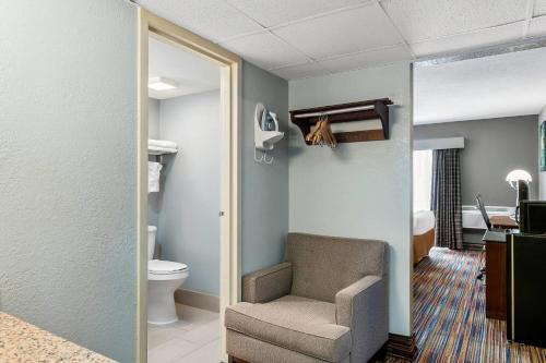 Travelodge by Wyndham Bloomington - image 9
