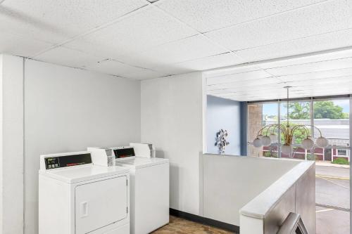 Travelodge by Wyndham Bloomington - image 2