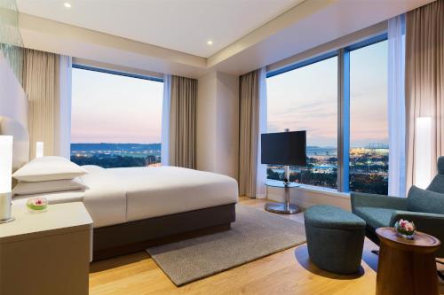 Grand Deluxe King Suite - West Tower