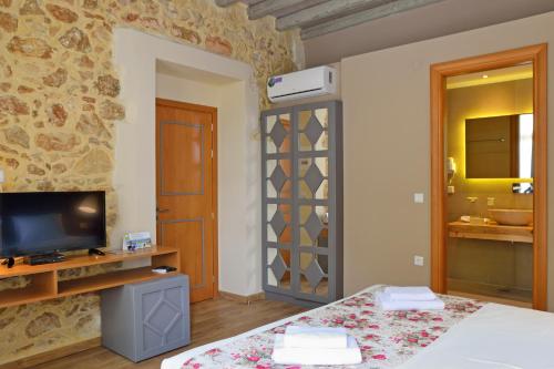 Classic Room with Balcony image 8