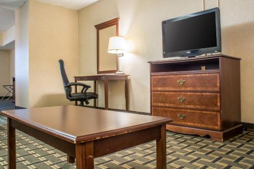 Quality Inn & Suites Palm Island Indoor Waterpark - image 6