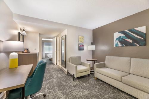 Comfort Inn & Suites - image 26