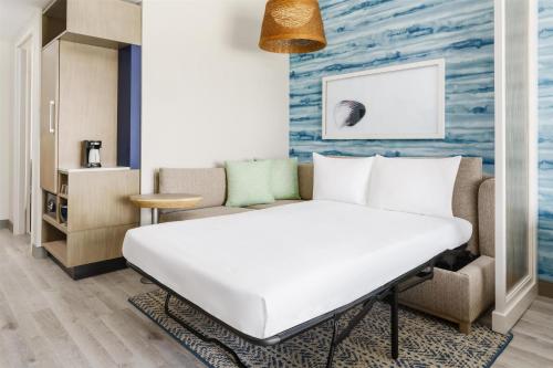 1 king bed, 1 sofa bed