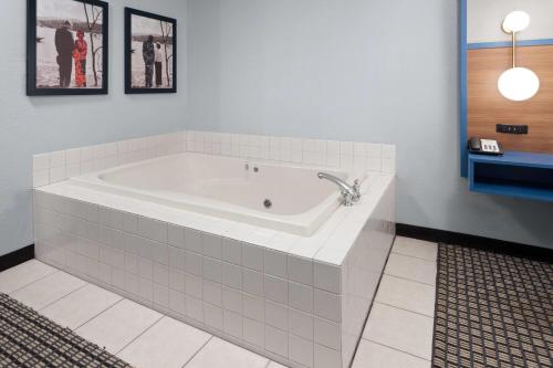 Quality Inn Reedsburg - image 11