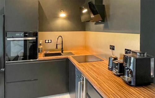 кухня, Lovely Home In Menglon With Wifi in Menglon