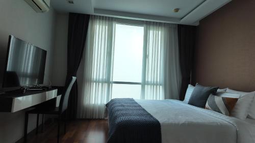 One-Bedroom Suite image 5