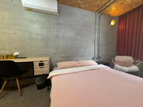 Large Double Room image 2