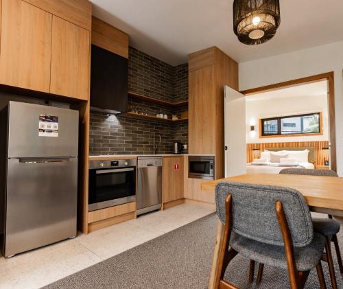 Cocina, Oaks Lake Crackenback Resort in Snowy Mountains