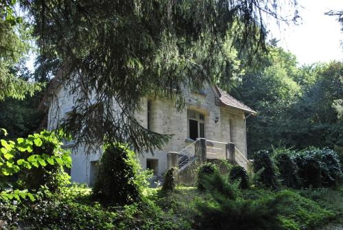 Gîte du Château des Chaînées (Gite du Chateau des Chainees) in Monampteuil