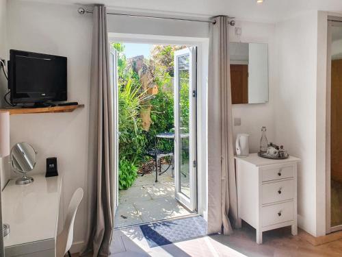 Exterior view, Sunny South Lodge in Lake North