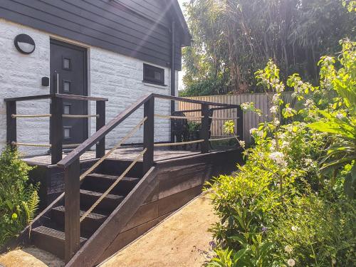 Exterior view, Sunny South Lodge in Lake North