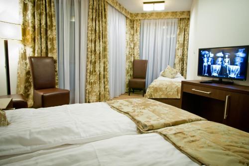 5 twin beds